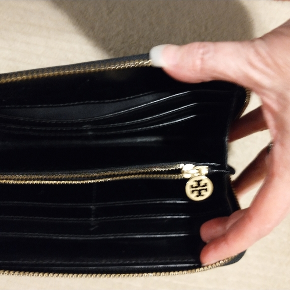 Tory Burch Patent Leather Wallet Black - Picture 7 of 13